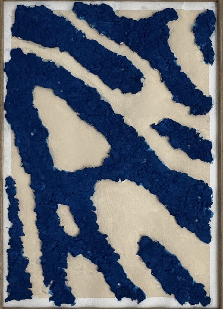 Motif bleu en relief sur papier crème