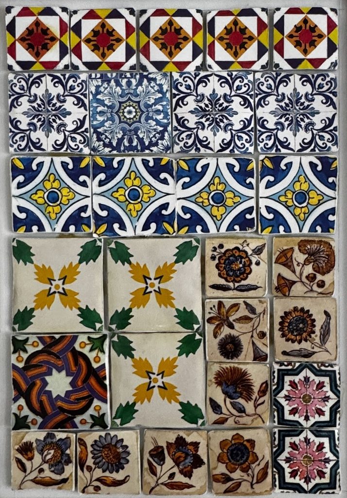 Mosaïque de carreaux de ciment et d'azulejos