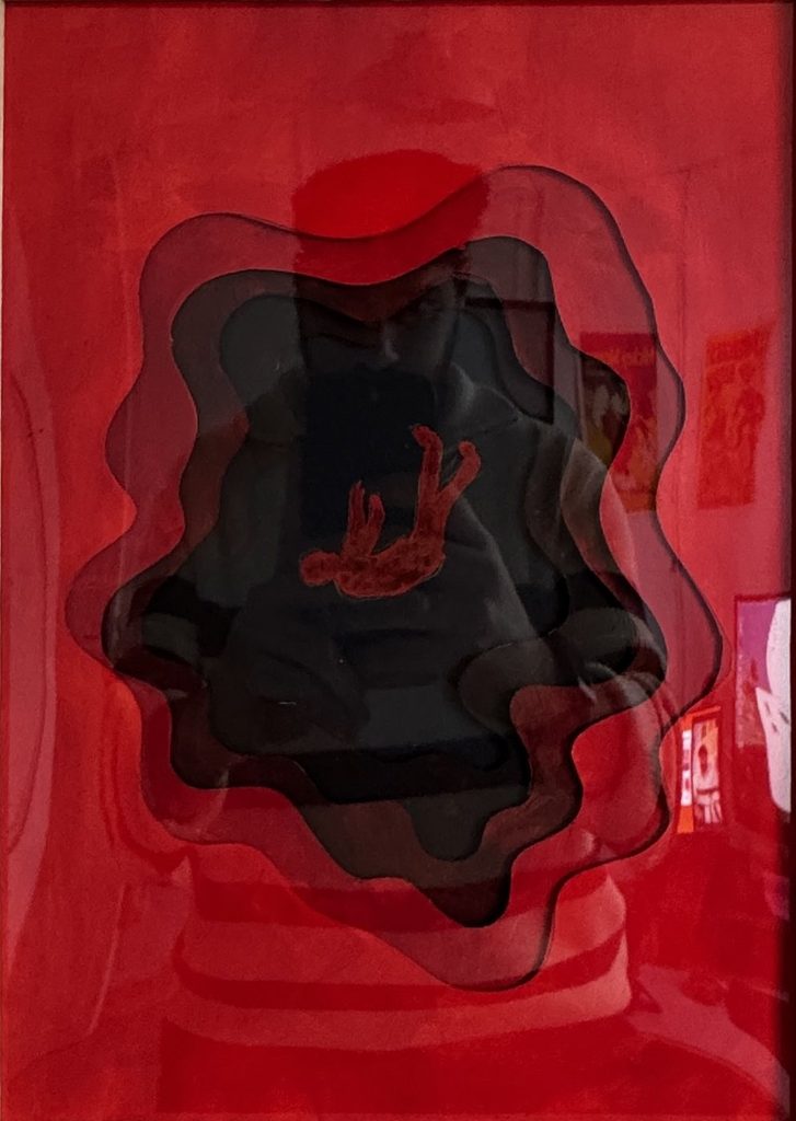Formes noires transparentes superposées sur fond rouge