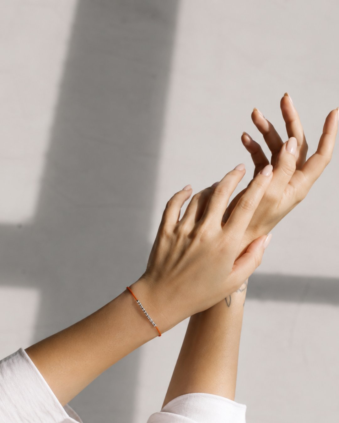 Deux mains, un bracelet en morse au poignet