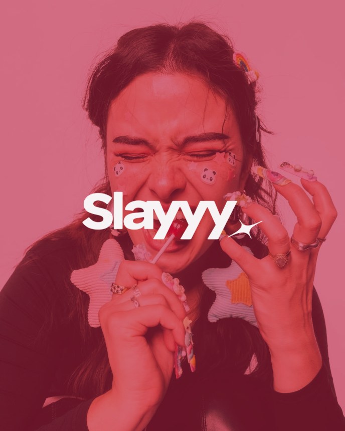 Portrait en duotone framboise, wordmark Slayyy